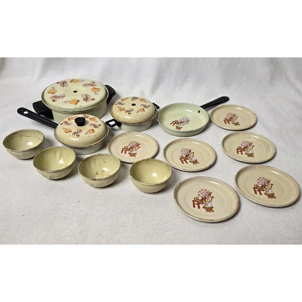 Vtg Holly Hobbie Sunbonnet Sue Metal Kitchen Set Cups Plates Pans‎ 17pc